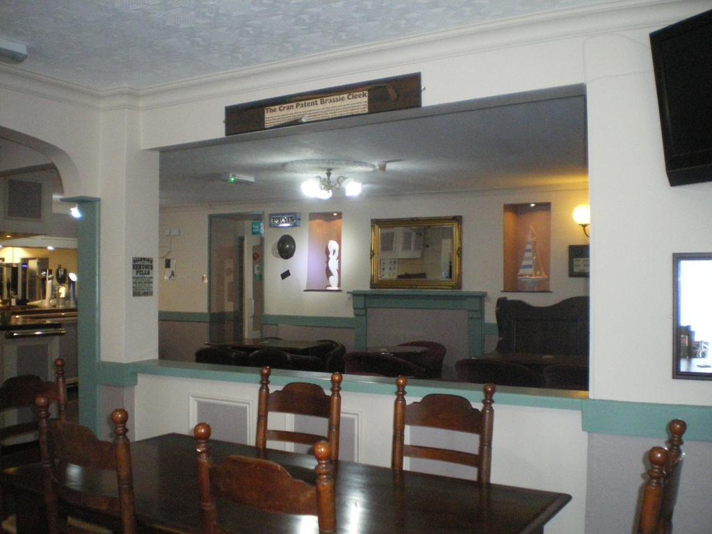 Crown Hotel Pwllheli Exterior photo